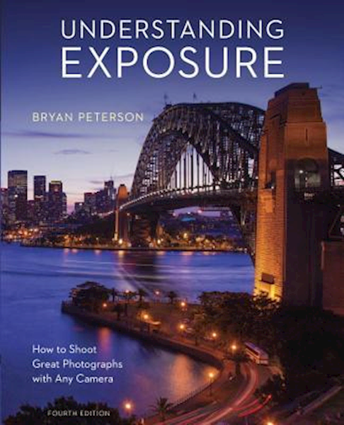 Forsiden til Bryan Peterson's bog "Understanding Exposure" der handler om grundlæggende fotografi.